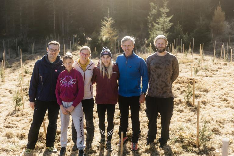 In der jährlichen Aktion haben wir mit Janja Garnbret 1000 neue Bäume gepflanzt